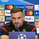 Xherdan Shaqiri se réjouit d'entendre à nouveau l'hymne de la Ligue des champions résonner dans le Parc Saint-Jacques. KEYSTONE/GEORGIOS KEFALAS